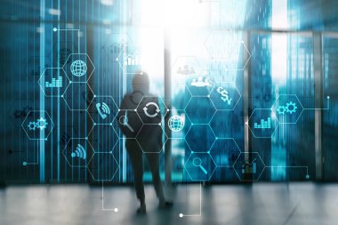 Çift Pozlama karışık ortam. Diyagramları ve hologram ekranda simgeler. İş adamları ve arka plan üzerinde modern şehir.