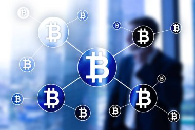 Bulanık gökdelenler arka plan üzerinde Bitcoin cryptocurrency ve blockchain teknoloji kavramı.