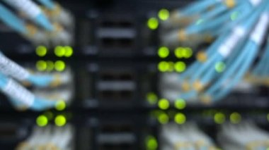 Fiber optik konektör arabirimi. Raf monteli Sunucular içinde A sunucu odası, sunucu ses kablosu raf tipi. Bilgisayar bir rafa büyük veri merkezi koparan