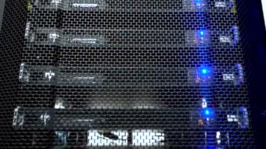 Fiber optik konektör arabirimi. Raf monteli Sunucular içinde A sunucu odası, sunucu ses kablosu raf tipi. Bilgisayar bir rafa büyük veri merkezi koparan