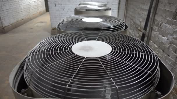 Store Udendørs Klimaanlæg Stor Ventilator Luftkompressor – Stock-video
