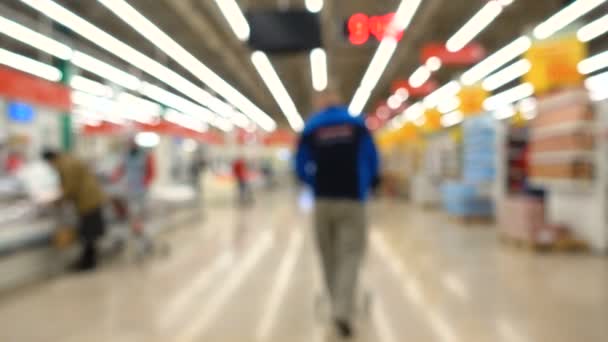 ショップ 背景をぼかし ショッピングカートを持つ人々 多重背景をぼかし スーパー マーケットで買物をしている人 — ストック動画