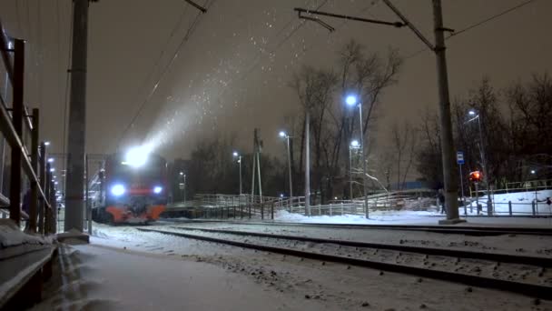 Mosca Russia Gennaio 2018 Treno Passeggeri Che Passa Sollevando Polvere — Video Stock