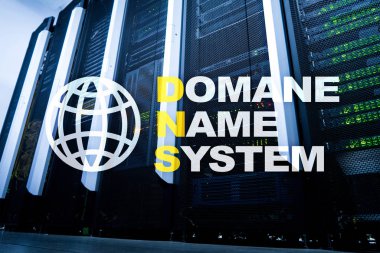 DNS - etki alanı adı sistemi, sunucu ve iletişim kuralı. Internet ve dijital teknoloji kavramı sunucu Oda zemin üzerine.