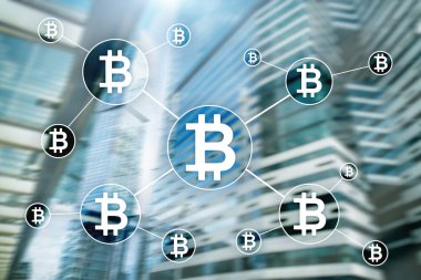Bulanık gökdelenler arka plan üzerinde Bitcoin cryptocurrency ve blockchain teknoloji kavramı.