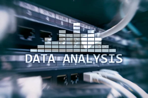 Teks Analisis Data Besar Pada Latar Belakang Ruang Server Konsep — Stok Foto
