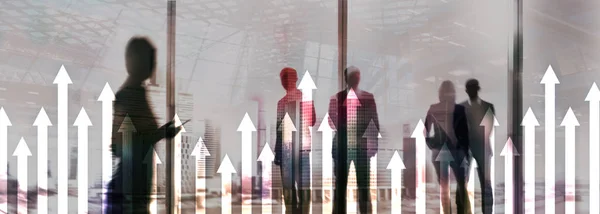 超高層ビルの背景の上に矢印グラフ 投資と金融成長の概念 — ストック写真