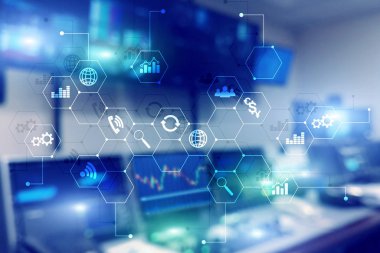 Çift Pozlama karışık ortam. Diyagramları ve hologram ekranda simgeler. İş adamları ve arka plan üzerinde modern şehir.