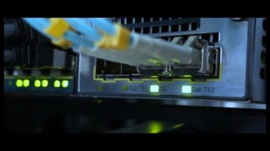 Fiber optik konektör arabirimi. Raf monteli Sunucular içinde A sunucu odası, sunucu ses kablosu raf tipi. Bilgisayar bir rafa büyük veri merkezi koparan