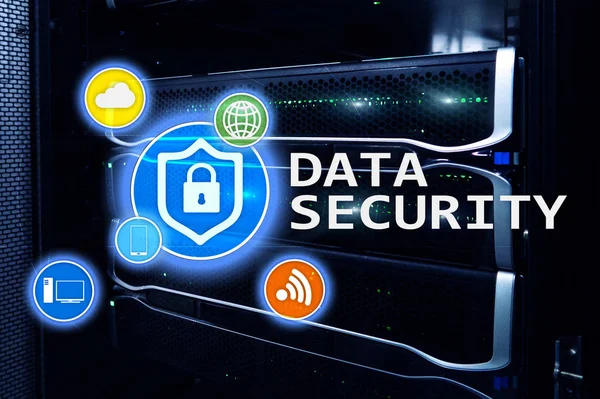 数据安全 网络犯罪预防 数字信息保护 锁定图标和服务器室背景 — 图库照片