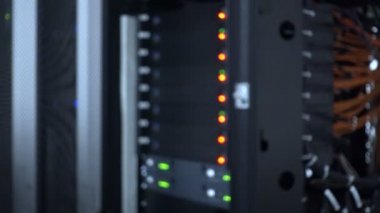 Fiber optik konektör arabirimi. Raf monteli Sunucular içinde A sunucu odası, sunucu ses kablosu raf tipi. Bilgisayar bir rafa büyük veri merkezi koparan