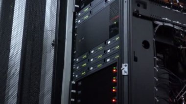 Fiber optik konektör arabirimi. Raf monteli Sunucular içinde A sunucu odası, sunucu ses kablosu raf tipi. Bilgisayar bir rafa büyük veri merkezi koparan