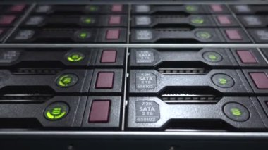 Fiber optik konektör arabirimi. Raf monteli Sunucular içinde A sunucu odası, sunucu ses kablosu raf tipi. Bilgisayar bir rafa büyük veri merkezi koparan