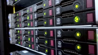 Fiber optik konektör arabirimi. Raf monteli Sunucular içinde A sunucu odası, sunucu ses kablosu raf tipi. Bilgisayar bir rafa büyük veri merkezi koparan