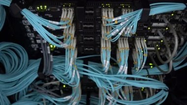 Fiber optik konektör arabirimi. Raf monteli Sunucular içinde A sunucu odası, sunucu ses kablosu raf tipi. Bilgisayar bir rafa büyük veri merkezi koparan