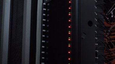 Fiber optik konektör arabirimi. Raf monteli Sunucular içinde A sunucu odası, sunucu ses kablosu raf tipi. Bilgisayar bir rafa büyük veri merkezi koparan