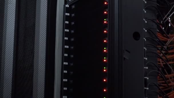 光纤连接器接口 机架安装在服务器机房中的服务器 服务器机架音频电缆 在大型数据中心的机架中服务器上的计算机 — 图库视频影像