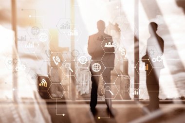 Çift Pozlama karışık ortam. Diyagramları ve hologram ekranda simgeler. İş adamları ve arka plan üzerinde modern şehir.