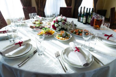 Tablo ayarı, yemekler. Meze şiş, tatlılar üzerinde. Salata. Abur cubur. Açık büfe