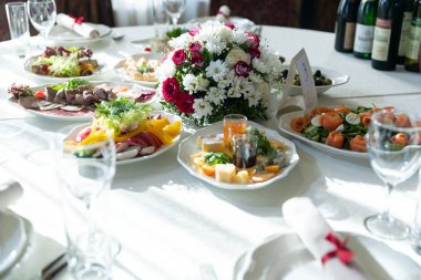 Tablo ayarı, yemekler. Meze şiş, tatlılar üzerinde. Salata. Abur cubur. Açık büfe