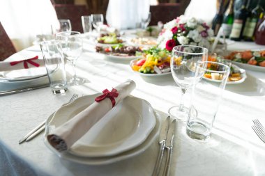 Tablo ayarı, yemekler. Meze şiş, tatlılar üzerinde. Salata. Abur cubur. Açık büfe