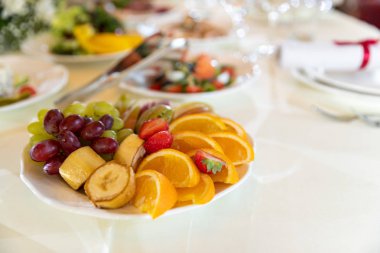 Tablo ayarı, yemekler. Meze şiş, tatlılar üzerinde. Salata. Abur cubur. Açık büfe