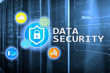 Veri güvenliği, siber suç önleme, dijital bilgi koruma. Kilit kutsal kişilerin resmi ve sunucu Oda arka plan.