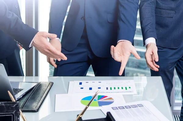 Homem Negócios Assinar Contrato Empresários Discutem Relatório — Fotografia de Stock