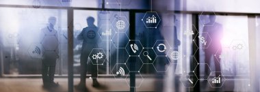 Çift Pozlama karışık ortam. Diyagramları ve hologram ekranda simgeler. İş adamları ve arka plan üzerinde modern şehir.