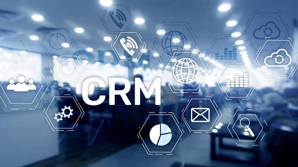 CRM, müşteri ilişkileri yönetimi sistemi kavramı bulanık arka plan üzerinde.