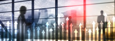 Gökdelen arka planında ok grafiği yukarı. İcat ve finansal büyüme kavramı.