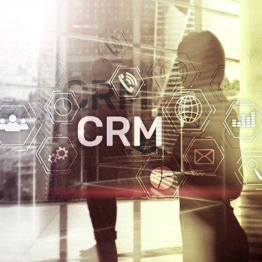 CRM, müşteri ilişkileri yönetimi sistemi kavramı bulanık arka plan üzerinde.