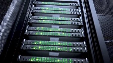 Web ağ, Internet telekomünikasyon teknolojisi, büyük veri depolama, bulut bilgi işlem bilgisayar Servisi iş kavramı: sunucu odası iç veri merkezlerinde 