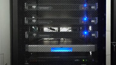 Web ağ, Internet telekomünikasyon teknolojisi, büyük veri depolama, bulut bilgi işlem bilgisayar Servisi iş kavramı: sunucu odası iç veri merkezlerinde 