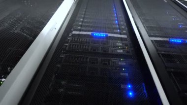 Web ağ, Internet telekomünikasyon teknolojisi, büyük veri depolama, bulut bilgi işlem bilgisayar Servisi iş kavramı: sunucu odası iç veri merkezlerinde 