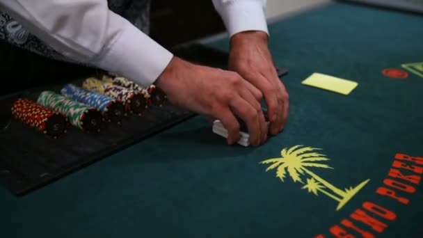 カジノ ディーラーは ポーカーのカードを切り直します ビデオ撮影のため安定せず振動と少しノイズがあります — ストック動画
