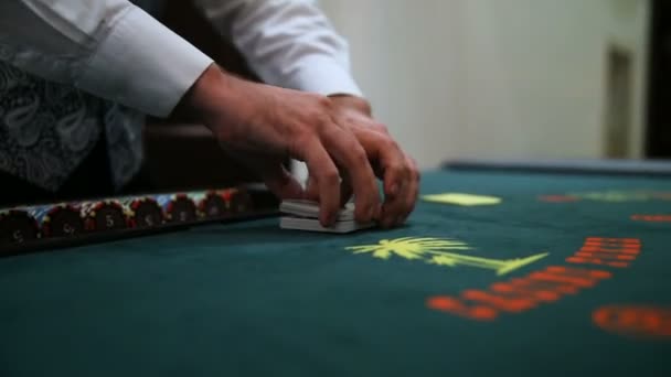 Casino Dealer Embaralha Cartas Poker Filmagem Vídeo Sem Estabilização Vibração — Vídeo de Stock