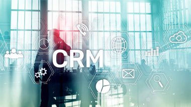 CRM, müşteri ilişkileri yönetimi sistemi kavramı bulanık arka plan üzerinde.