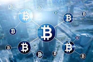 Bulanık gökdelenler arka plan üzerinde Bitcoin cryptocurrency ve blockchain teknoloji kavramı.