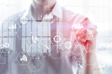 Çift Pozlama karışık ortam. Diyagramları ve hologram ekranda simgeler. İş adamları ve arka plan üzerinde modern şehir.