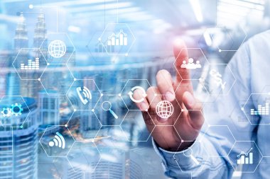 Çift Pozlama karışık ortam. Diyagramları ve hologram ekranda simgeler. İş adamları ve arka plan üzerinde modern şehir.