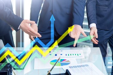 Finansal büyüme okları grafiği. Yatırım ve ticaret kavramı.