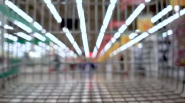 Alışveriş sepeti alışveriş hareket. Süpermarket, sepeti. Arka plan bulanık. Alışveriş Mağazası aracılığıyla taşıma vagon sepeti.