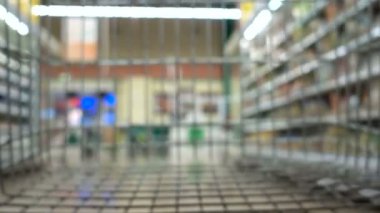 Alışveriş sepeti alışveriş hareket. Süpermarket, sepeti. Arka plan bulanık. Alışveriş Mağazası aracılığıyla taşıma vagon sepeti.