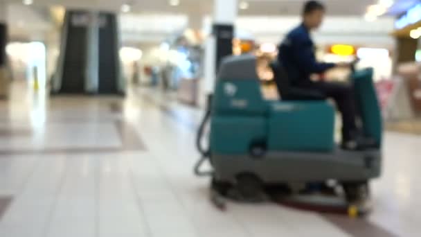 Schoonmaken Winkelcentrum Man Met Een Vloer Reiniger Machine Het Shopping — Stockvideo