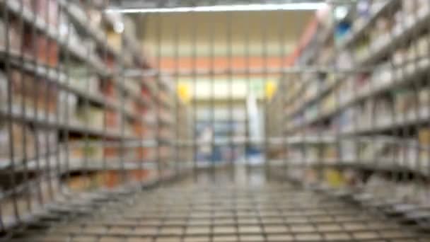 Einkaufswagen Bewegen Sich Durch Einkaufszentrum Supermarkt Einkaufswagen Verschwommener Hintergrund Einkaufswagen — Stockvideo