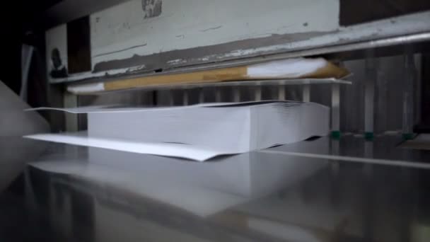 Processo Corte Papel Close Cortador Para Cortar Guilhotina Papel Movimento — Vídeo de Stock