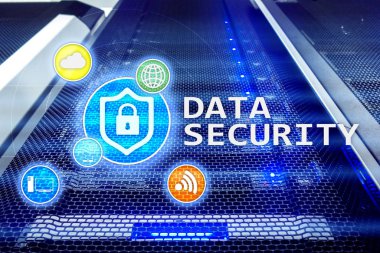 Veri güvenliği, siber suç önleme, dijital bilgi koruma. Kilit kutsal kişilerin resmi ve sunucu Oda arka plan.