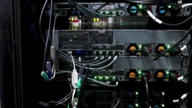 Ethernet ağ bağlantı hub'ı. Yanıp sönen ışıklar karanlık sunucu odada, yönlendiriciye kablolu Ethernet kabloları görünümünü yakın çekim