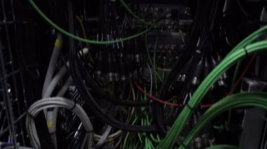 Sunucu, kabloları. bilgisayar, veri merkezi. pek çok kablo, akustik kablolar, kamera hareketli